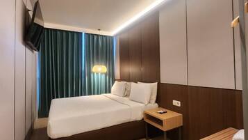 Premium Studio Suite | Premium bedding, desk, laptop workspace, free WiFi