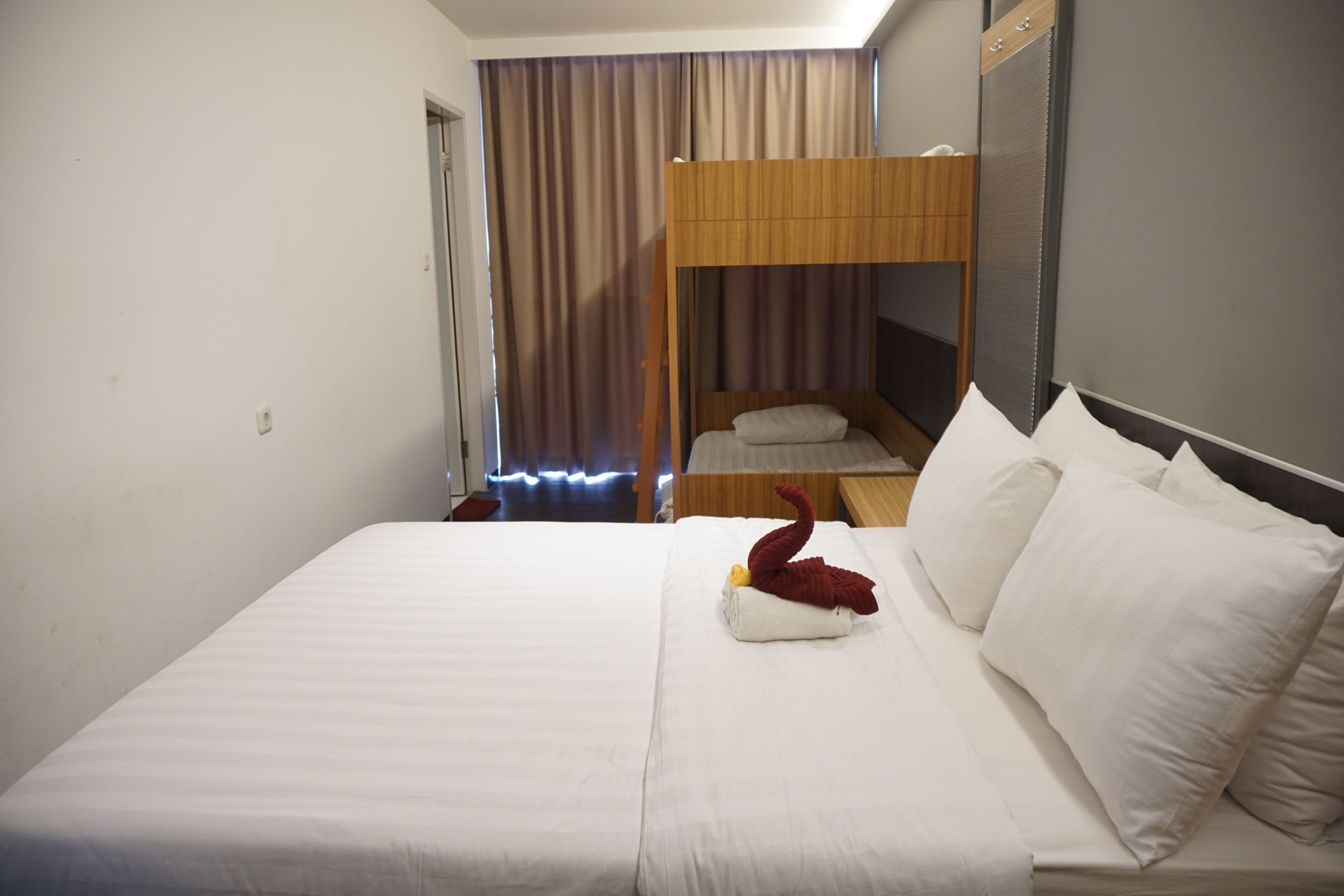 Chambre quadruple familiale | Literie de qualité, bureau, espace de travail pour ordinateurs portables