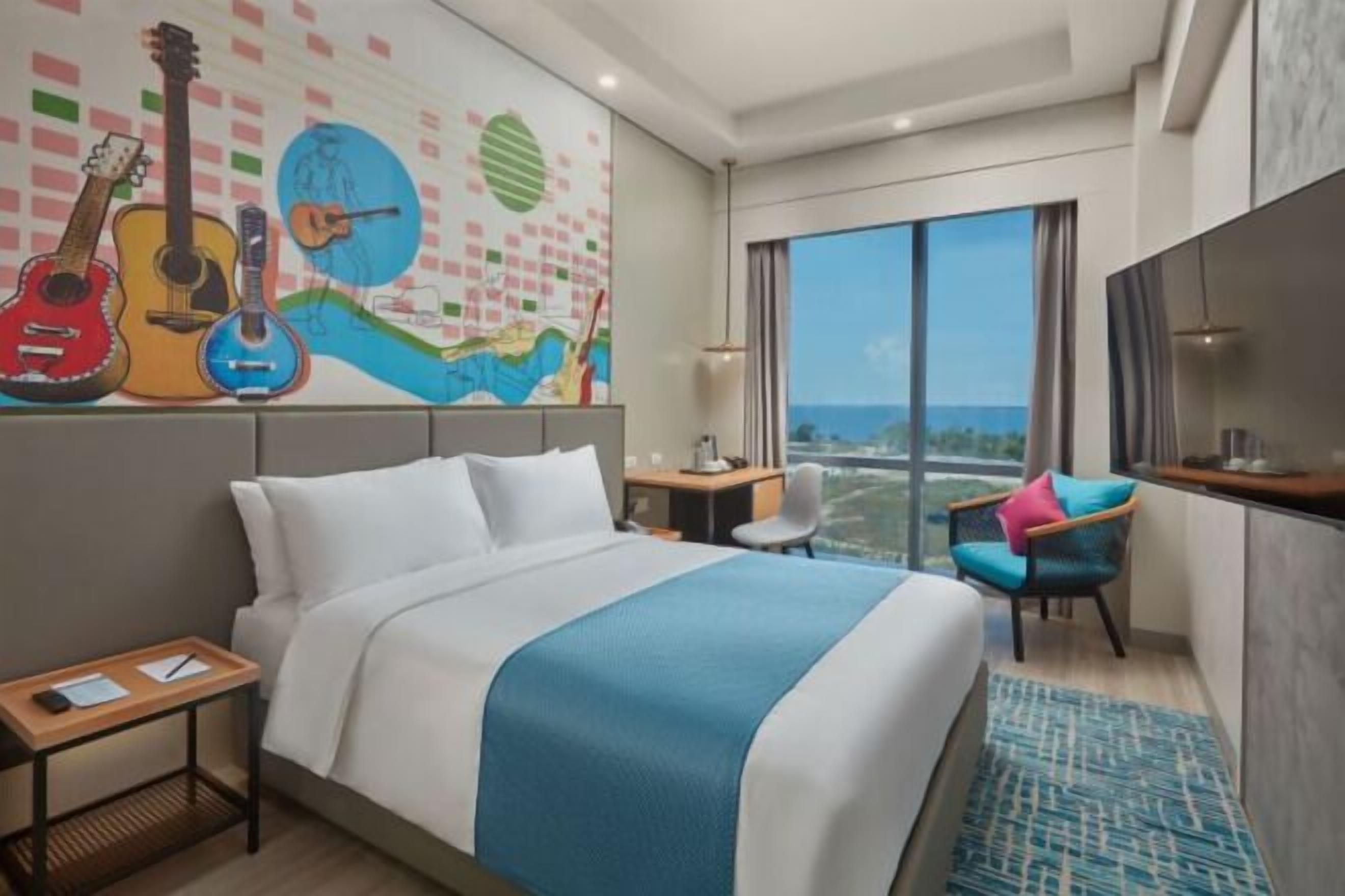 羽毛の掛け布団、ミニバー、デスク、ベビーベッド (無料)