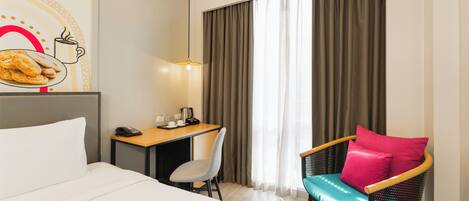 Une chambre d’hôtel avec un lit, un bureau, une chaise et une fenêtre avec des rideaux.
