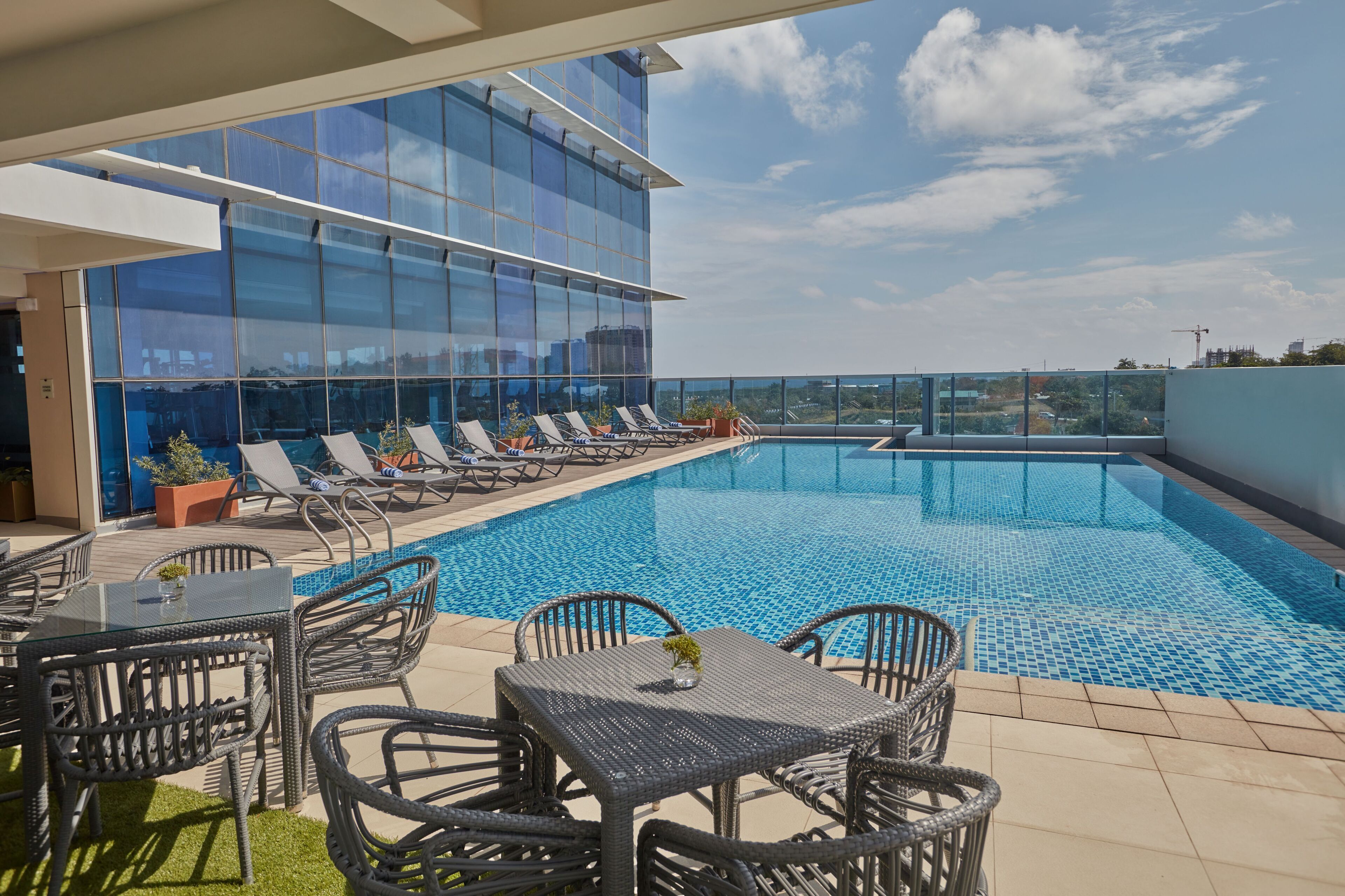 Una piscina al aire libre, camas de piscina gratis
