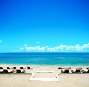 Bãi biển riêng, cát trắng, xe đưa đón đến bãi biển miễn phí 