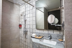 Phòng phong cách cổ điển, 2 giường đơn, quang cảnh biển | Phòng tắm | Buồng tắm vòi sen, vòi sen phun mưa, đồ dùng nhà tắm miễn phí