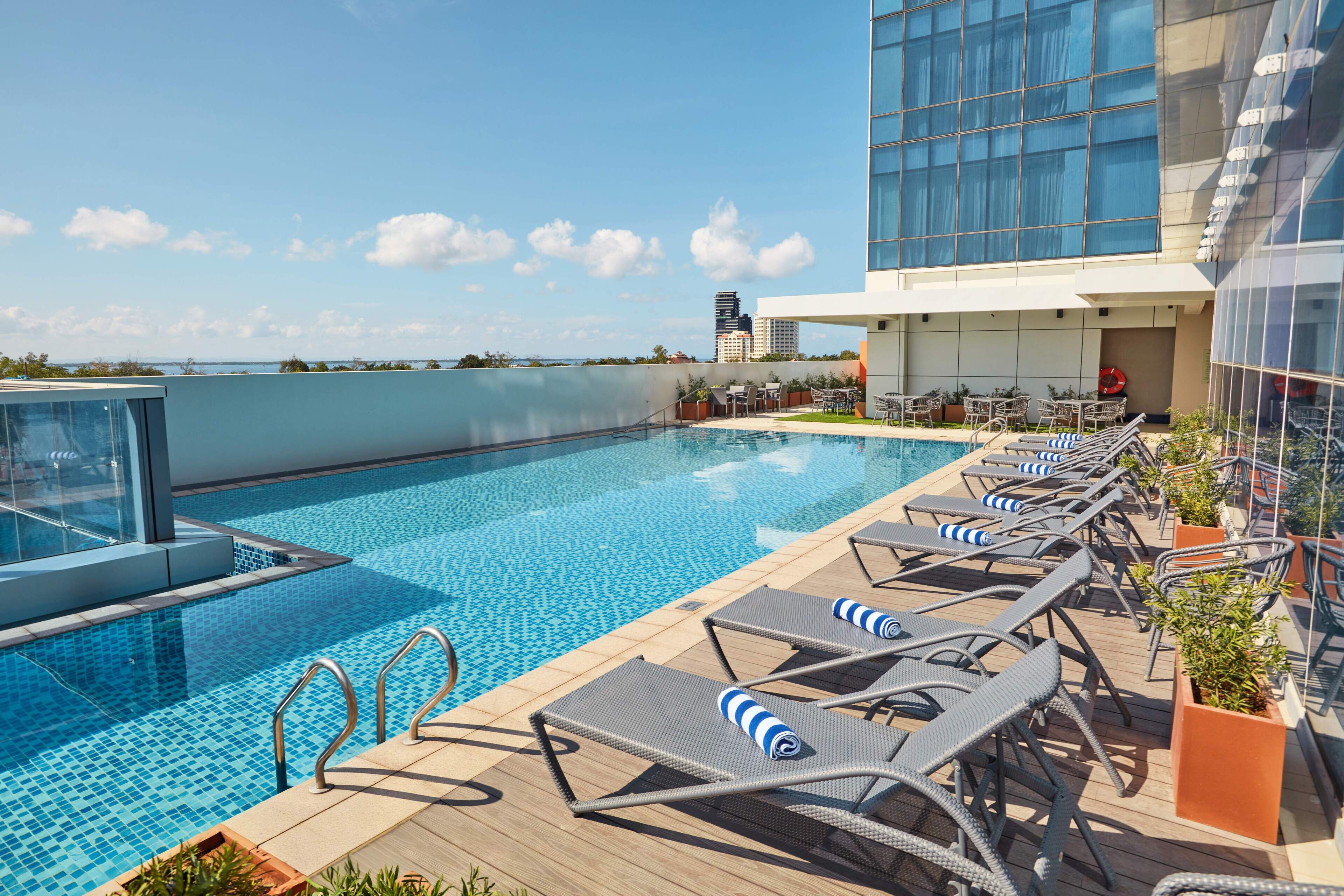 屋外プール、営業時間 7:00 ～ 22:00、カバナ (無料)、サンラウンジャー