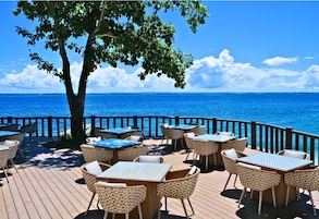 Beach nearby, free beach shuttle, free beach cabanas, sun loungers