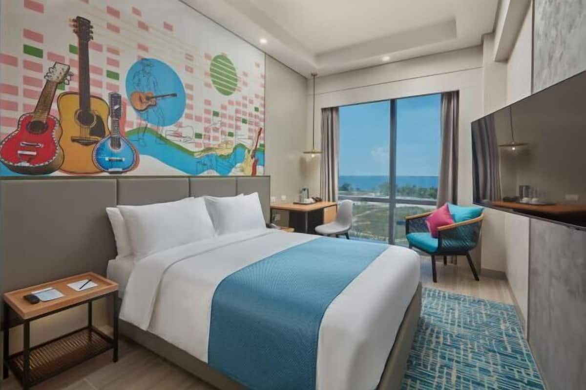 Down comforters, minibar, free WiFi, bed sheets