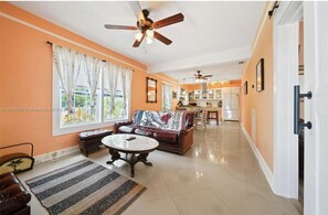 Living area - Miami Villa (Miami)