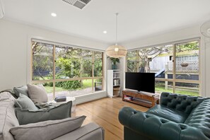 TV - Point Lonnie Gem (Point Lonsdale)