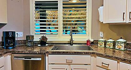 A boutique cottage Near the best wineries and Local Restaurants.