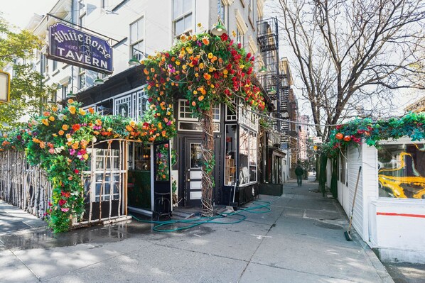 Exterior - Bright West Village 2BR w/ W/D & Roof, nr Pier 46, by Blueground (Downtown)