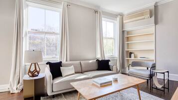 Een televisie en een stereo