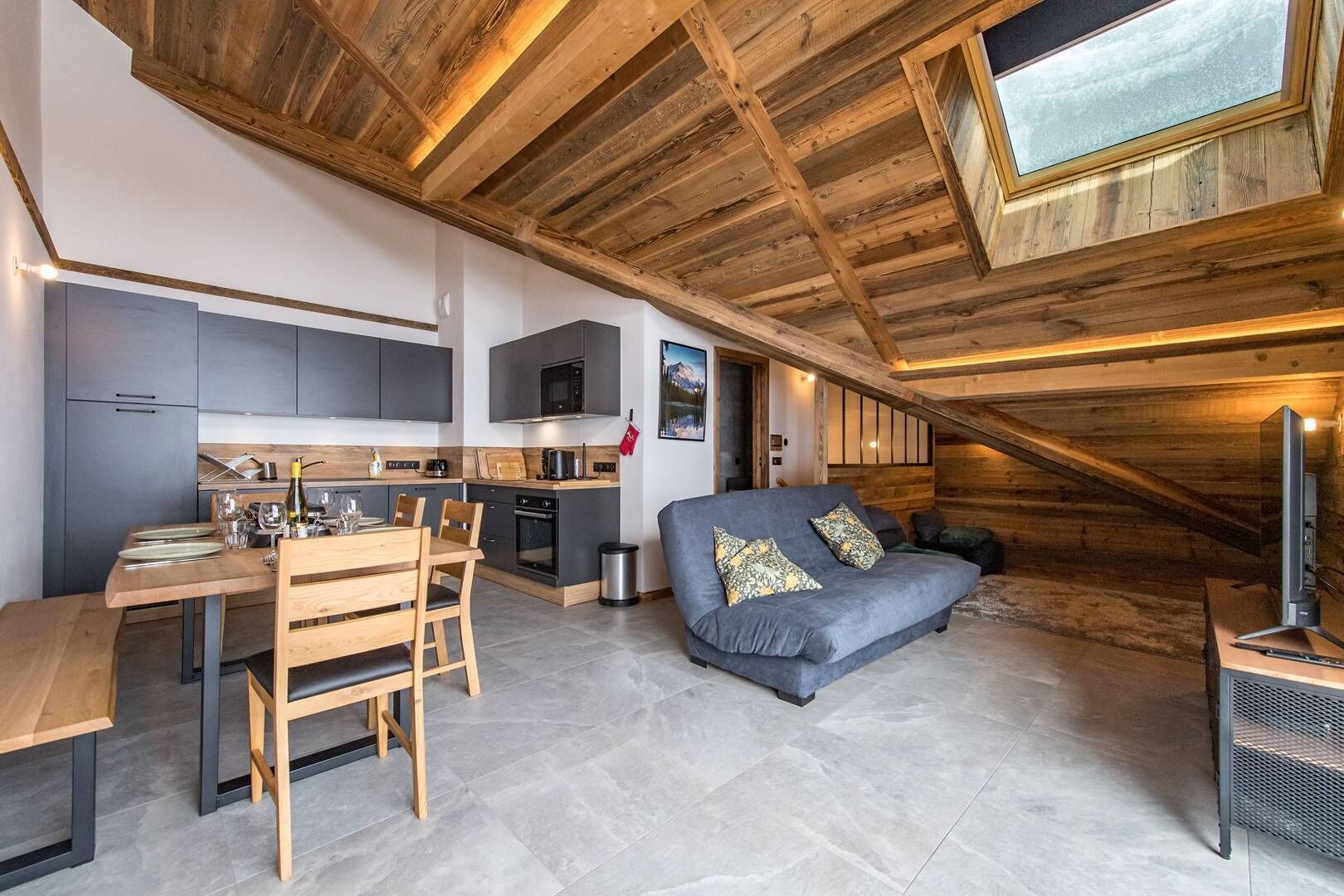 Un espacio habitable moderno estilo loft con cocina, comedor y zona de estar.