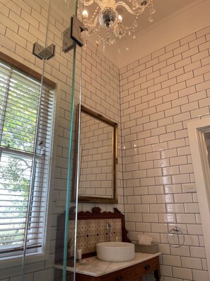 Shower, hair dryer, bathrobes, slippers - Heritage luxury hotels, views of the Hunter Valley, built in 1872 (LECONFIELD)