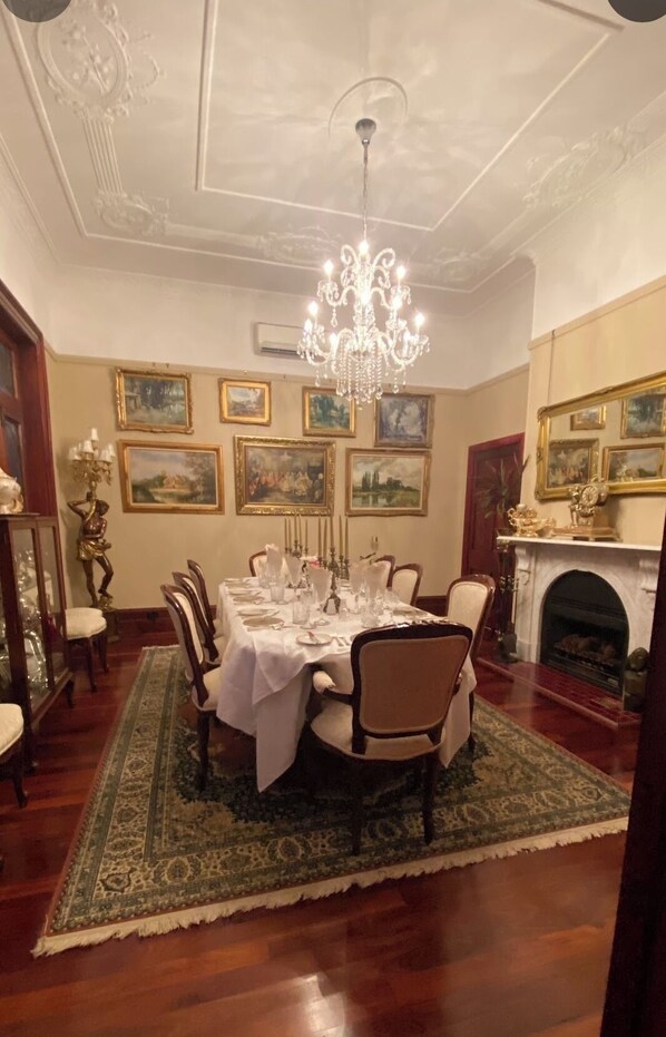 Dining - Heritage luxury hotels, views of the Hunter Valley, built in 1872 (LECONFIELD)