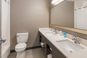 Duschwanne, Haartrockner, Handtücher