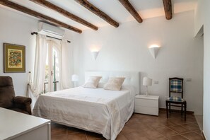 6 bedrooms, iron/ironing board, WiFi