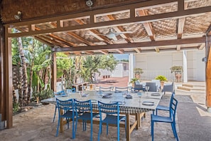 Outdoor dining - Papas Family Villa with Private Pool WheelChair accessible (Paralimni)