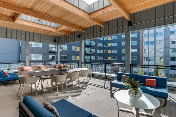 Outdoor dining - Airy Redmond 1BR w/ Gym & BBQ, nr Town Center, by Blueground (Seattle)