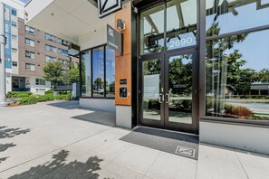 Exterior detail - Airy Redmond 1BR w/ Gym & BBQ, nr Town Center, by Blueground (Seattle)