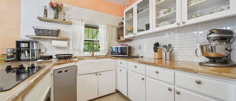 冷蔵庫、食器洗い機、調理器具と食器