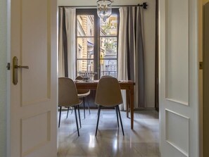 Interior - Dreams of the Cathedral * Oasis in Santa Cruz * (Sevilla)