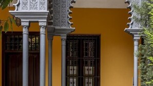 A yellow building with a window and a door. - Dreams of the Cathedral * Oasis in Santa Cruz * (Sevilla)