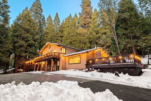 Sugarpine Trailhead Lodge-8 miles from Yosemite-2 Cabins, 6 Bedrooms, Sleeps 18-2 Hot Tubs