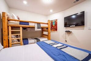 6 Schlafzimmer, Schreibtisch, Bügeleisen/Bügelbrett, Reisekinderbett