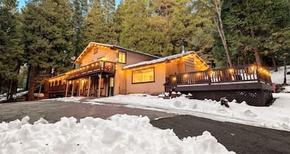 Sugarpine Trailhead Lodge-8 miles from Yosemite-2 Cabins, 6 Bedrooms, Sleeps 18-2 Hot Tubs