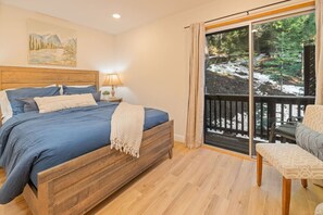 5 chambres, bureau, fer et planche à repasser, lit de bébé portatif