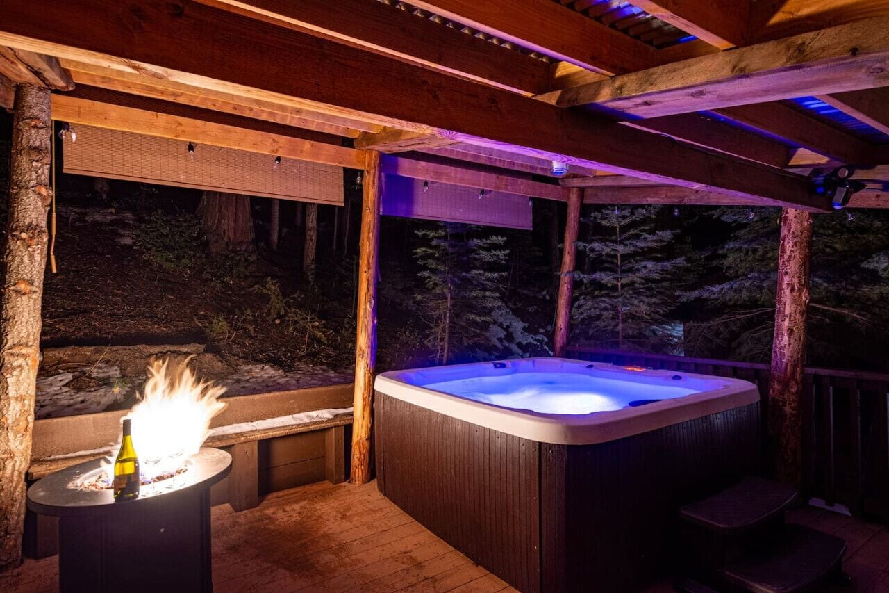Indoor spa tub
