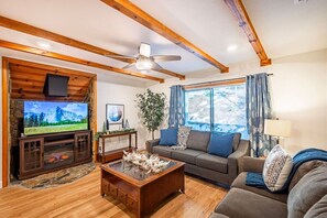 Smart TV, fireplace, video games, books - Corlieu Falls Cabin in Sugar Pine with Gazebo, Hot tub, fire-pit and front porch bar top (Oakhurst)