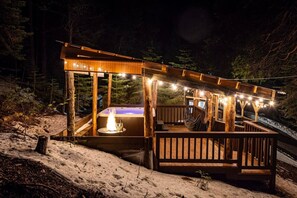 Terrace/patio - Corlieu Falls Cabin in Sugar Pine with Gazebo, Hot tub, fire-pit and front porch bar top (Oakhurst)