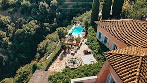 An aerial view of a villa with a swimming pool, surrounded by lush greenery and terraced gardens. - Villa la Campanella in Ravello (Scala)