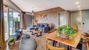 Un salon moderne avec un canapé, une table basse et une table à manger.