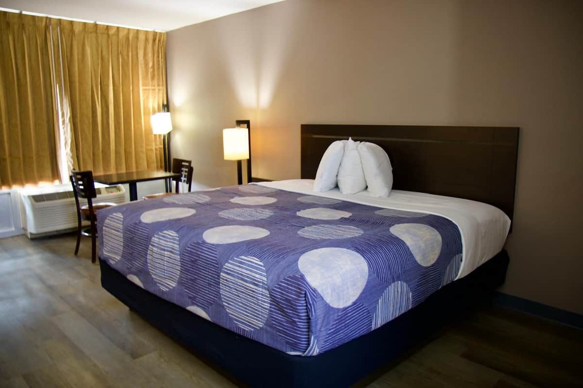 Room, 1 King Bed, Non Smoking, Refrigerator & Microwave