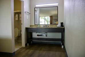 Hair dryer, towels - Heritage Inn & Suites by Capital O Baton Rouge I 10 (Baton Rouge)