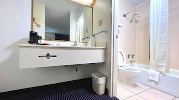 Basic Single Room | Bathroom | Bathtub, towels