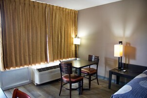 Habitación, 1 cama de matrimonio grande, no fumadores | Tabla de planchar con plancha y wifi gratis