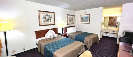 Quarto casal básico | Escrivaninha, Wi-Fi, roupa de cama