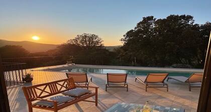 Maison récente avec piscine privée à la campagne.