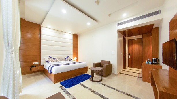 Desk, iron/ironing board (on request), WiFi (free), bed sheets - Comfort Hotel Amritsar (Amritsar)