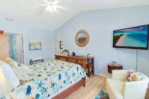 3 bedrooms, desk, iron/ironing board, free WiFi - Dog Friendly w/ Fenced Backyard - Golf Cart Included - Hot Tub - Fire Pit (Oak Island)