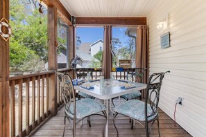 Dining - Dog Friendly w/ Fenced Backyard - Golf Cart Included - Hot Tub - Fire Pit (Oak Island)