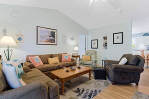 Smart TV, fireplace - Dog Friendly w/ Fenced Backyard - Golf Cart Included - Hot Tub - Fire Pit (Oak Island)