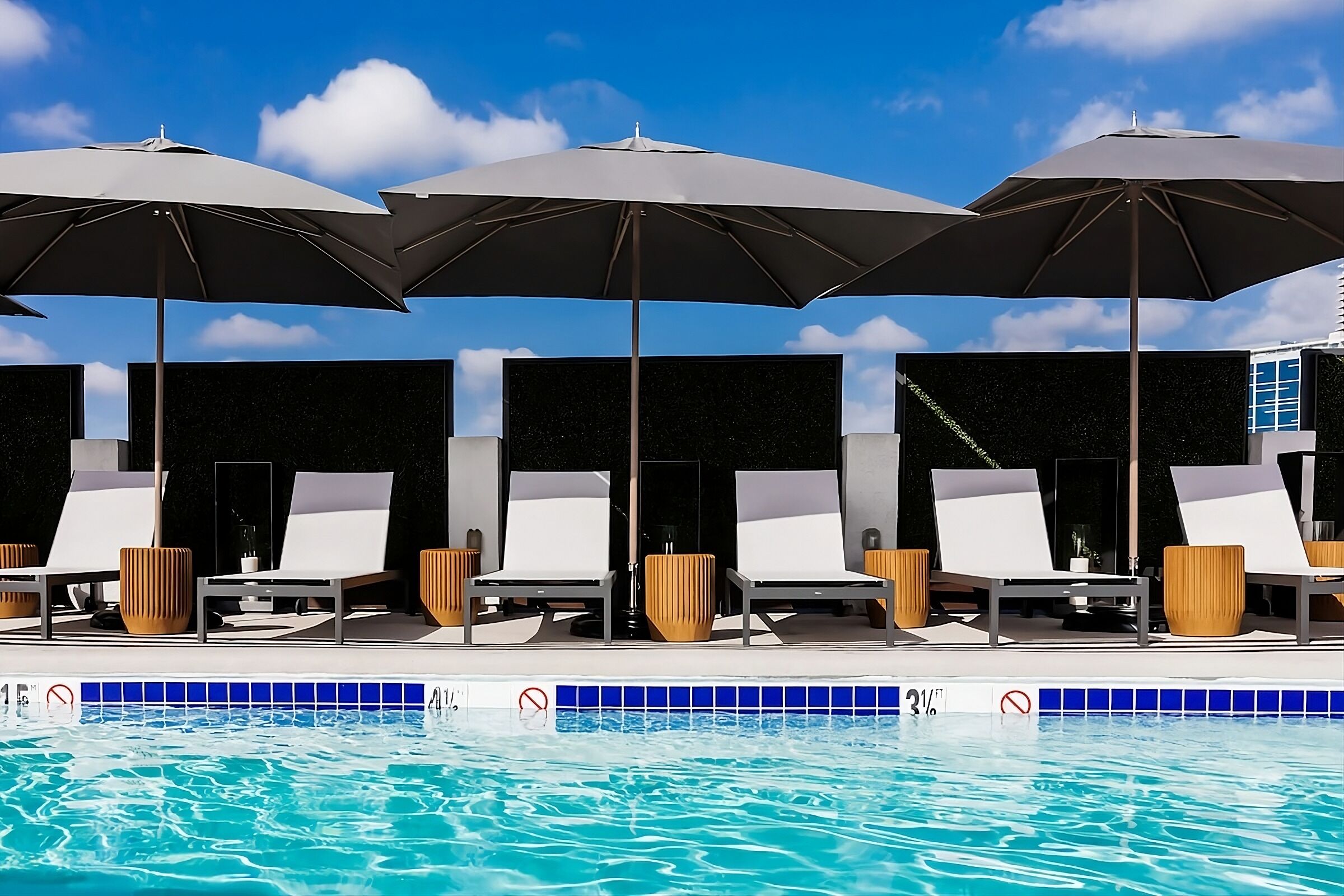 Great Amenities! Pool, Pets Allowed, Parking! Close to Santa Monica Airport!