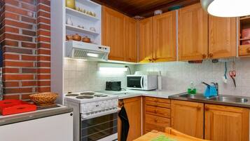 Fridge, microwave, dishwasher, cookware/dishes/utensils