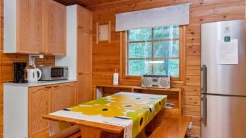 Fridge, microwave, dishwasher, cookware/dishes/utensils