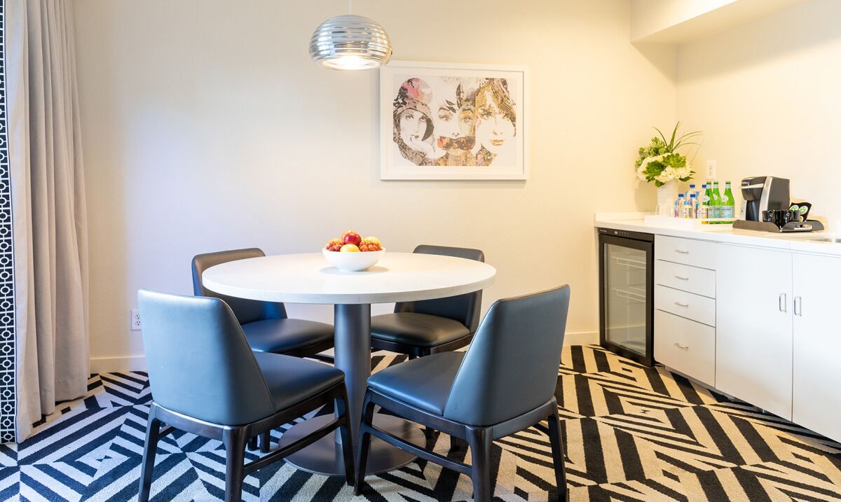 Rediscover Old Hollywood in Luxurious Suite! Rooftop Swimming Pool, Balcony!