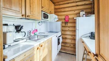 Fridge, microwave, dishwasher, cookware/dishes/utensils